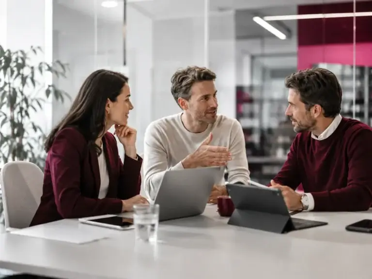 IT-team bespreekt digitale strategie, technologie en samenwerking tijdens een overleg in een modern kantoor.