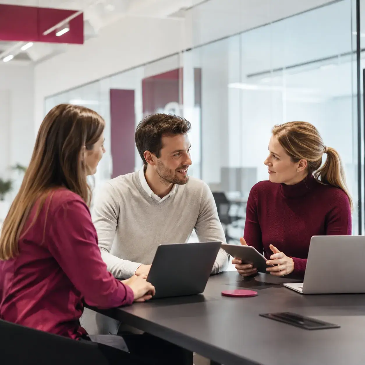 Professioneel IT-team bespreekt digitale oplossingen en technologie tijdens een overleg in een modern kantoor.